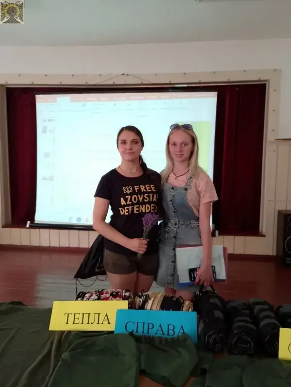 Спільне фото волонтерів та студентської молоді