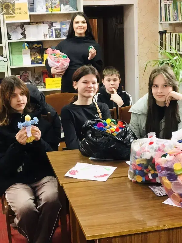 Діти вивчають волонтерські вироби