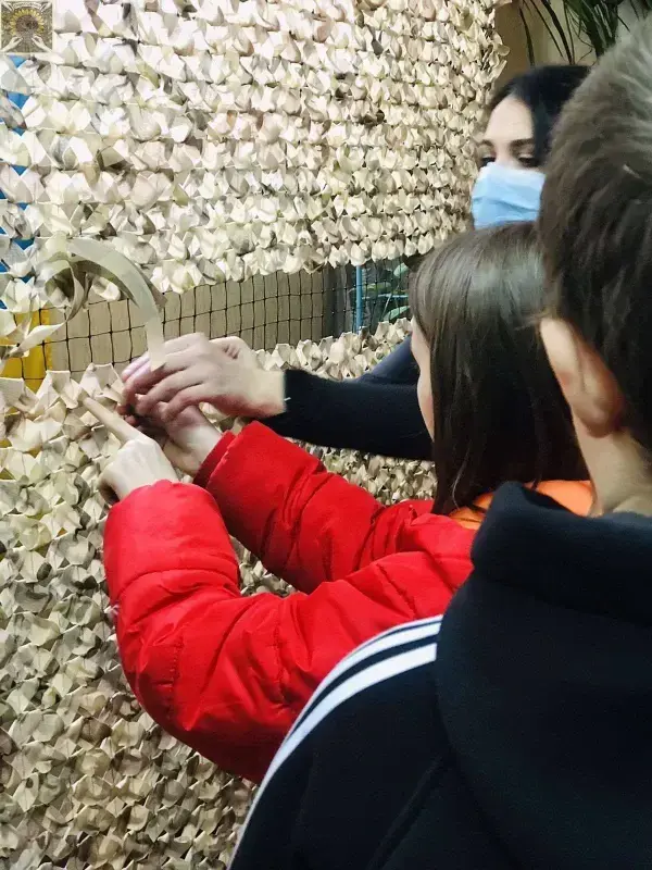 Спільне фото волонтерів та учнів