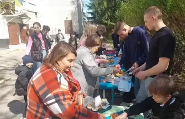 Смачна випічка на благодійному ярмарку у Великій Скельовій