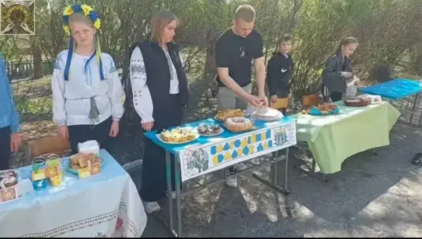 Учасники ярмарку збирають кошти на маскувальні сітки