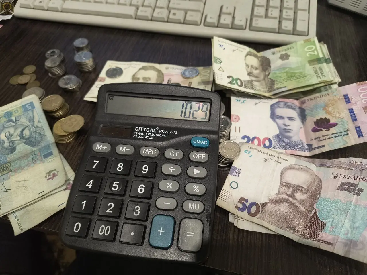 Процес сортування матеріалів для сіток