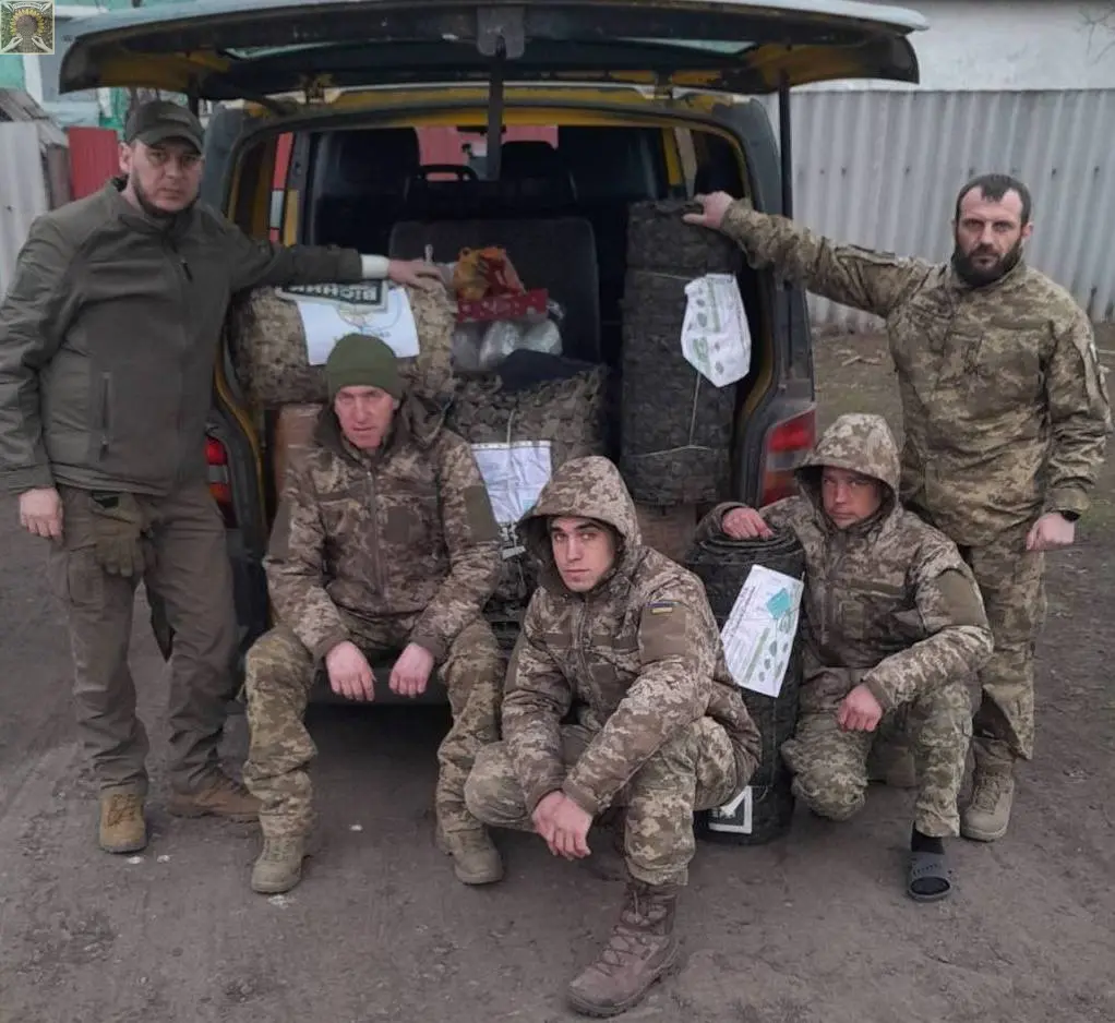 Військові розгортають отриману сітку на позиціях