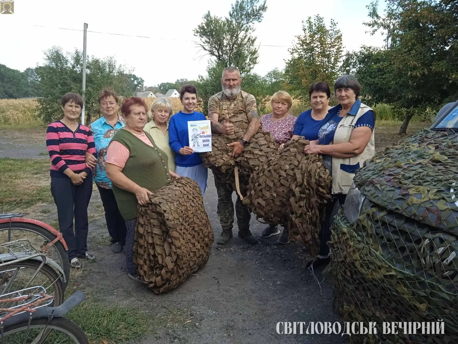 Процес плетіння маскувальної сітки волонтерками Глинська