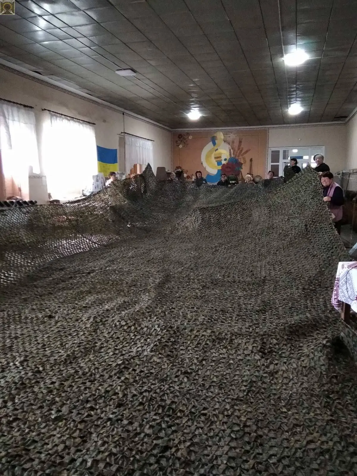 Колективне плетіння сітки в приміщенні ліцею