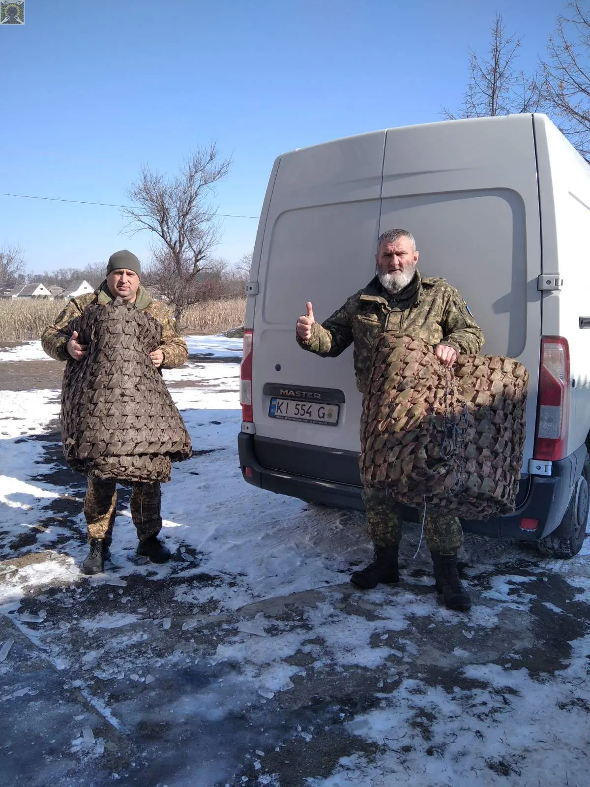 Руки волонтерок, що створюють захист