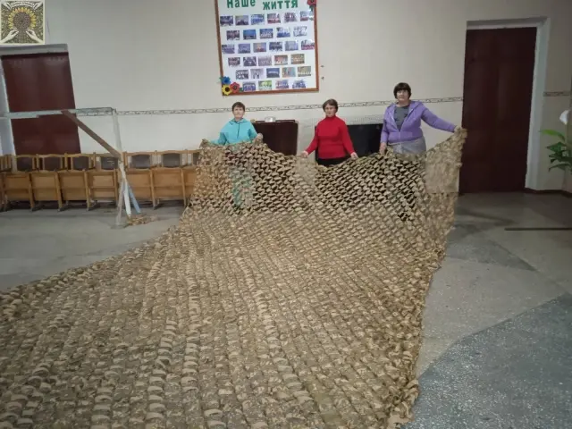 Волонтерська команда за роботою над сіткою