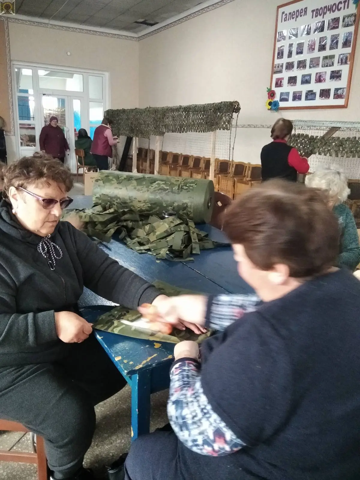 Вплетення стрічок у сітчасту основу