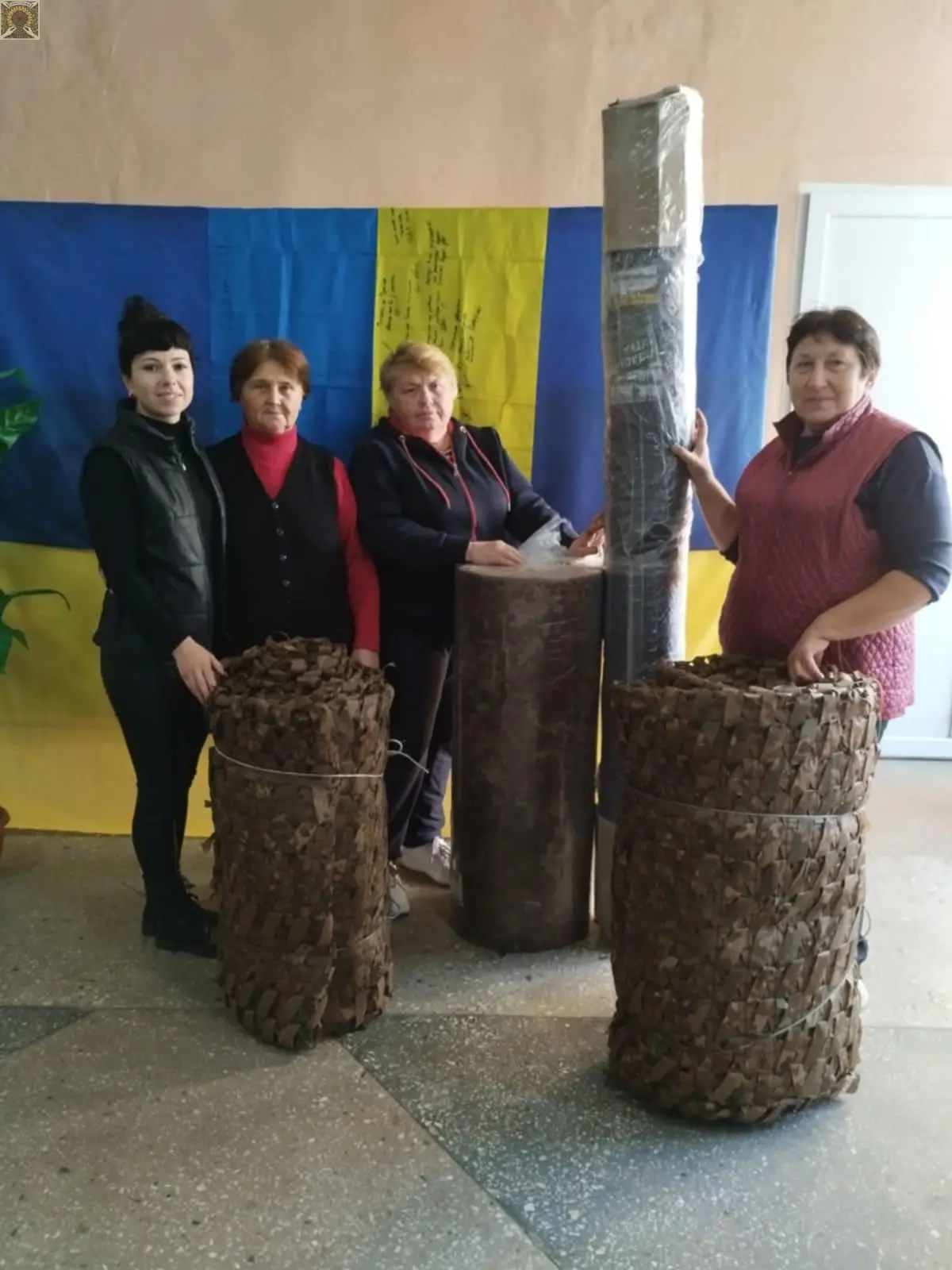 Волонтери перевіряють міцність плетіння