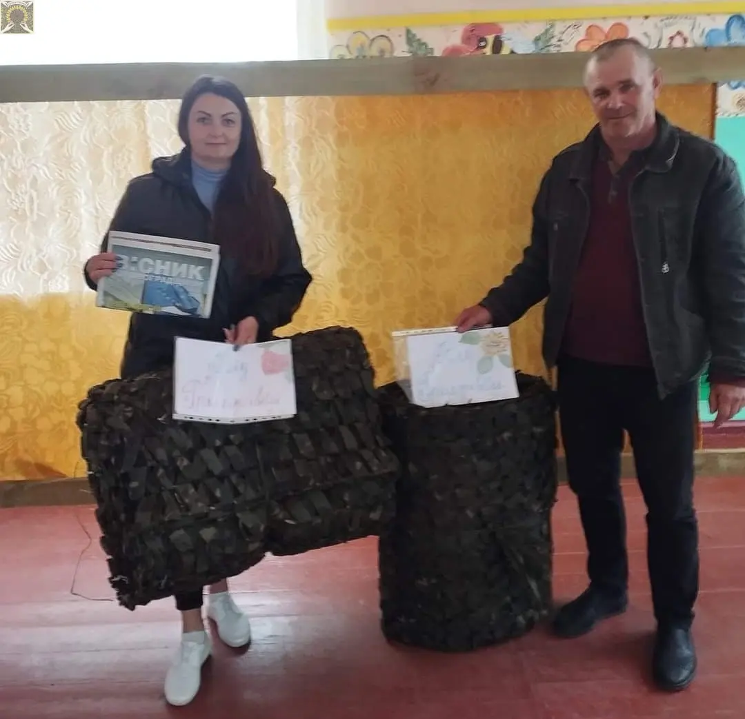 Процес вплетення тканини в сітку