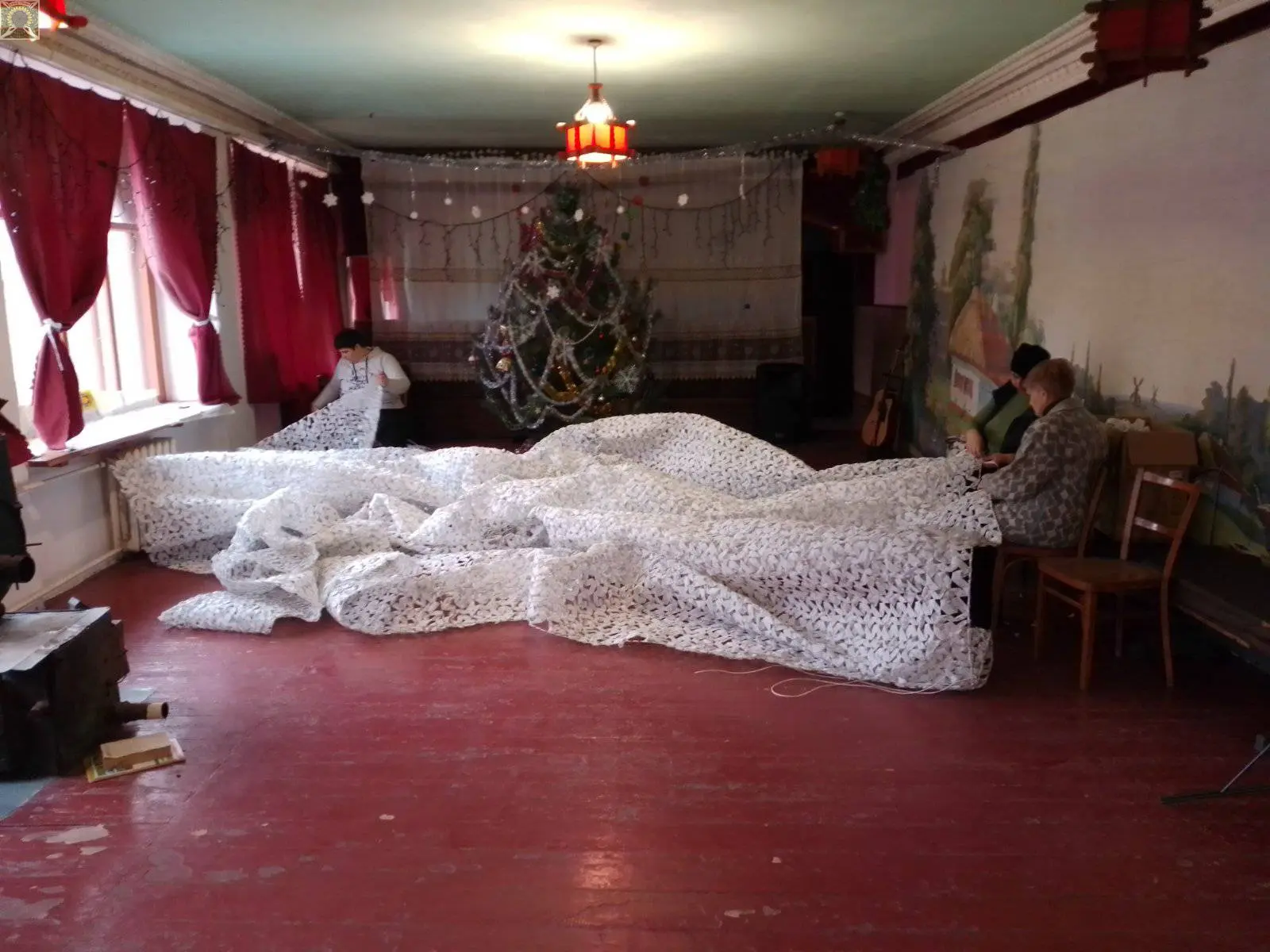 Микільські волонтери під час плетіння