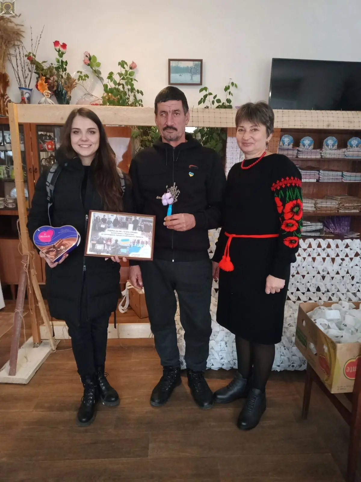 Волонтерка перевіряє щільність плетіння