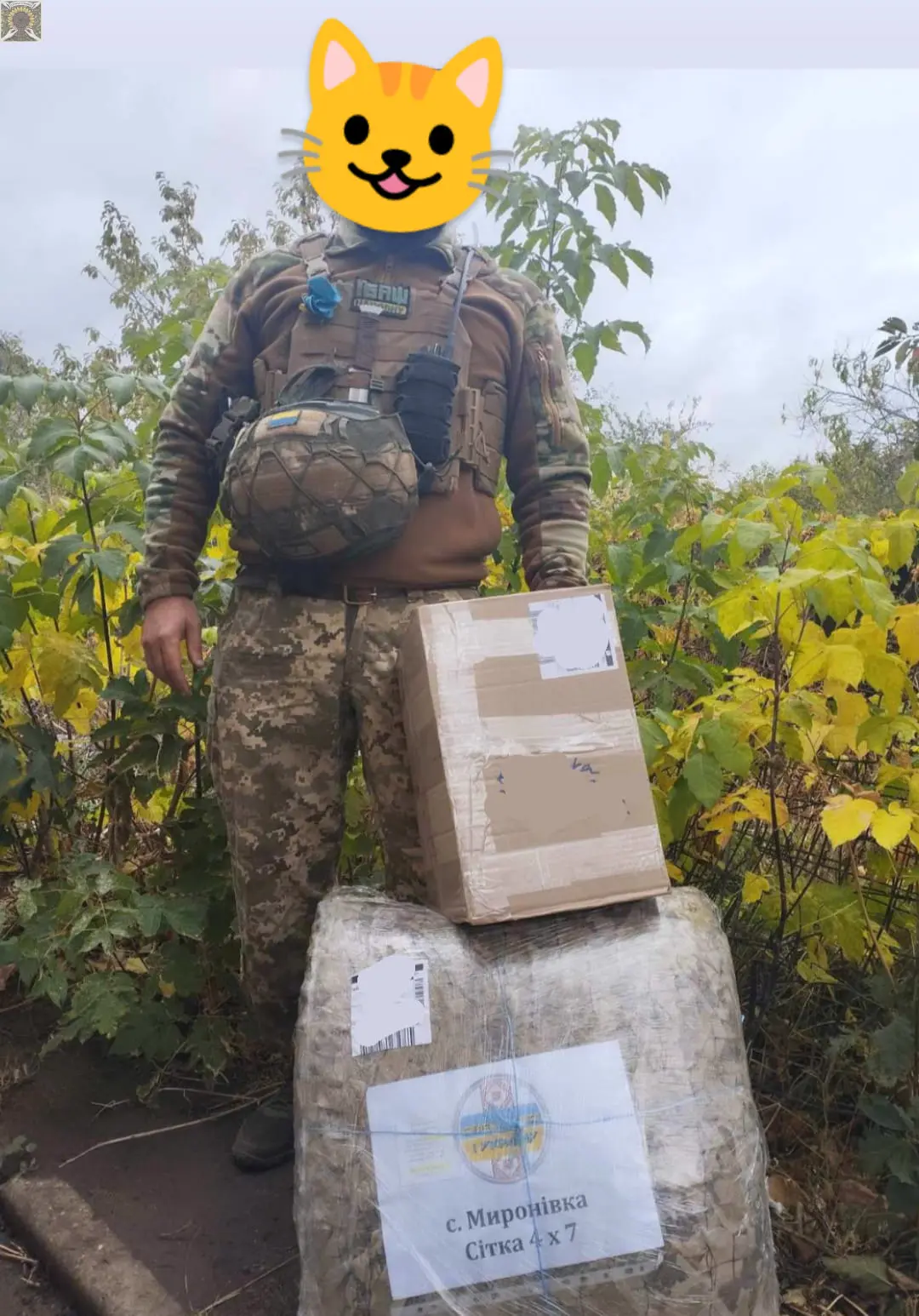 Волонтери готують стрічки для маскування