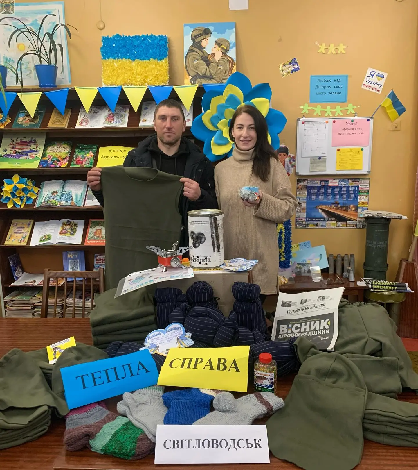 Процес набивання подушок для солдат