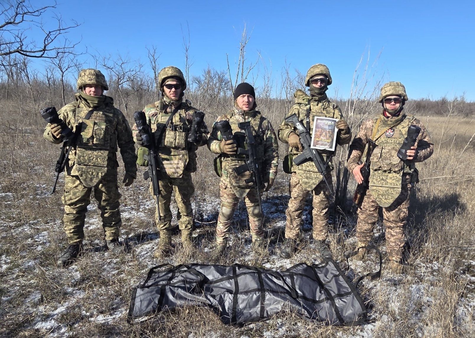 Військові на позиціях з евакуаційними ношами